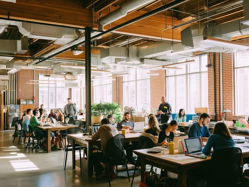 Pessoas trabalhando em coworking