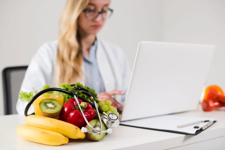 Foto de Nutricionista atendendo de forma online.