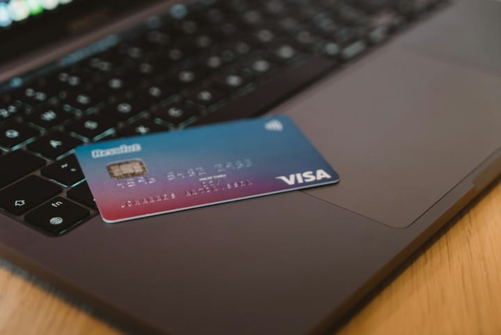 Foto de Cartão de Crédito e um Computador