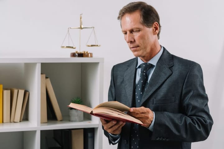 Advogado Segurando um Livro de Direito Civil.